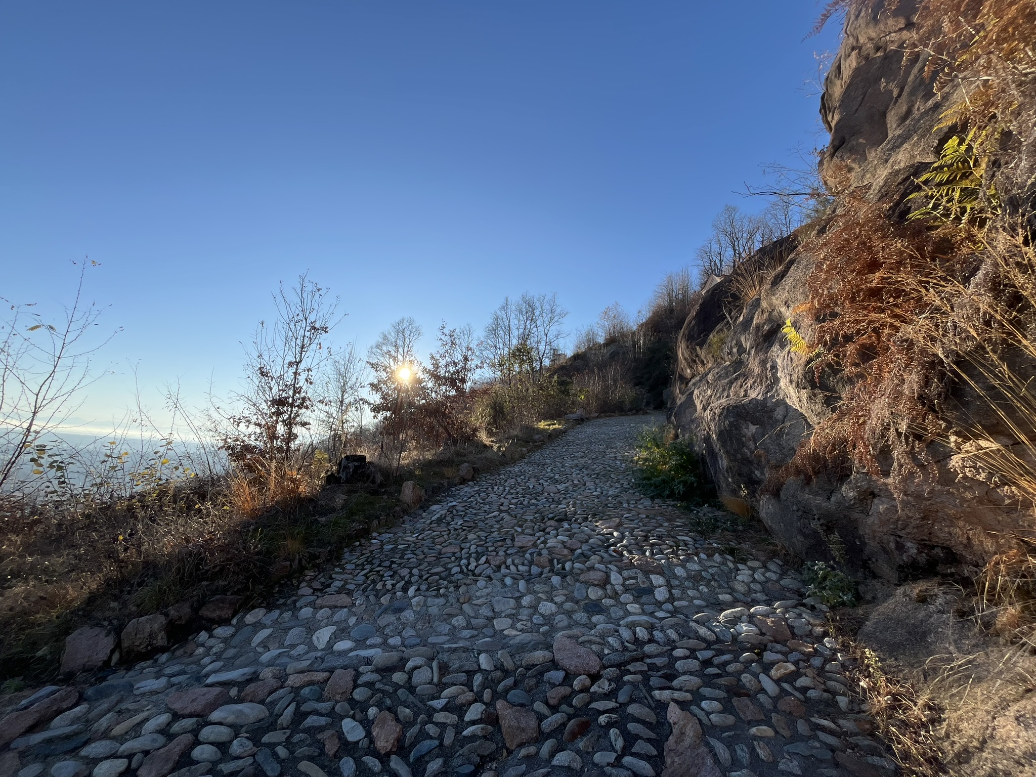 Al tramonto tra natura, arte e storia – Discesa serale dal Sacro Monte di Belmonte